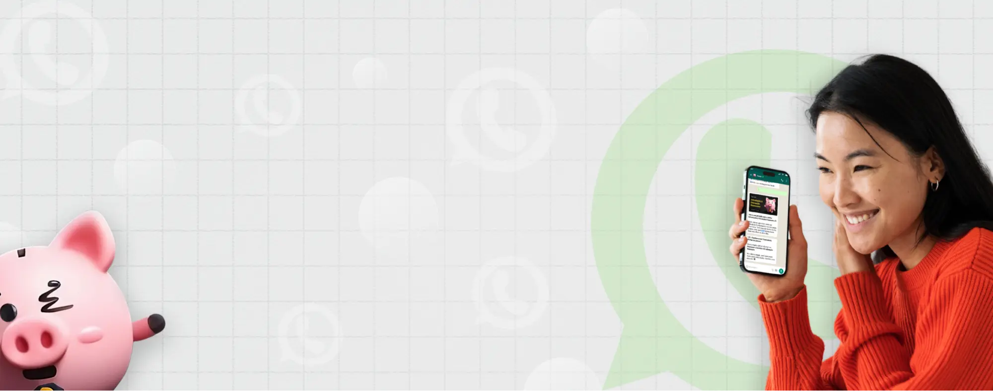 Mulher sorridente de origem asiática vestindo blusa de cor vermelha, segurando na mão um celular com a tela mostrando os cursos via whatsapp da Poupz. Do outro lado, o mascote Zig, que é um cofrinho de porquinho cor de rosa.