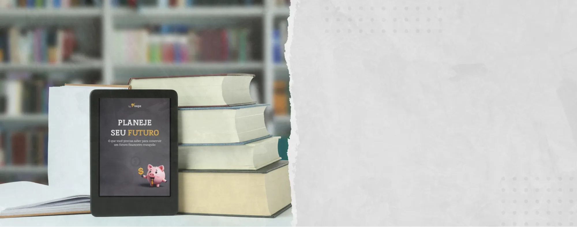 Uma mesa com uma pilha de livros. Encostado nos livros, temos um tablet com o e-book "construa seu futuro” da poupz aberto. Ao fundo, uma estante de livros.